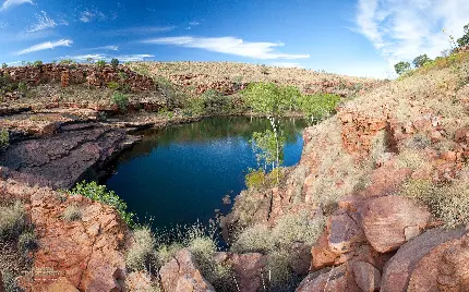 تصویر طبیعت استرالیا دریاچه بکر وسط کوه‌ها
