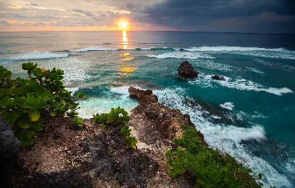 دانلود تصویر زمینه برای دسکتاپ از طبیعت بکر ساحلی و غروب خورشید در بالی اندونزی