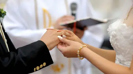دست های عروسی در هنگام عقد و عروسی