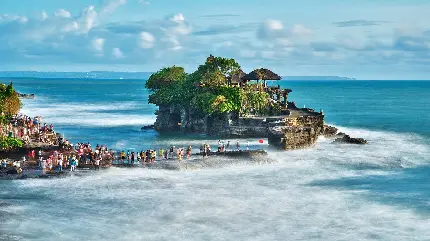 عکس معبد کنار ساحل و موج‌های آب بالی اندونزی