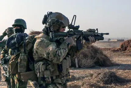 تصویر سرباز خفن در حال انجام ماموریت نیروهای ویژه نظامی