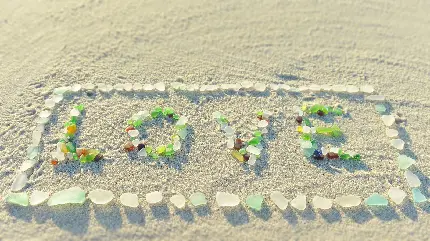 سنگ‌های شیشه‌ای ساحل شفاف به شکل عکس نوشته LOVE