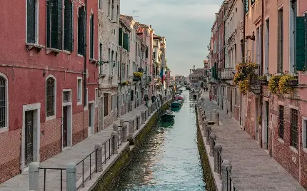 تصویر پیادهروهای کنار آبراه در ایتالیا