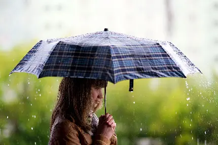 عکس واقعی و ساده با کیفیت بالا از بارش باران دختر و چتر