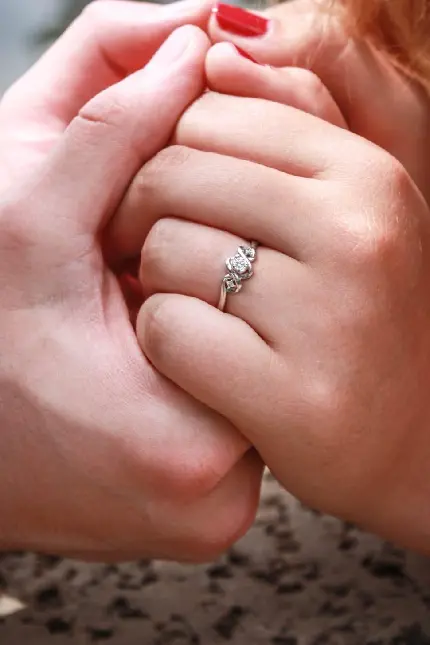نمونه عکس گرفتن دست‌های عروس توسط داماد با کیفیت بالا و حلقه ازدواج