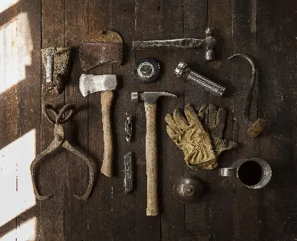 دانلود عکس پروفایل ابزارهای قدیمی در پس زمینه چوبی واقعی