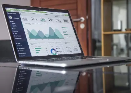 عکس پروفایل لپ تاپ روی شغل حسابداری روی میز محل کار
