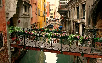 تصویر پل رمانتیک و زیبا در ایتالیا روی آبراه