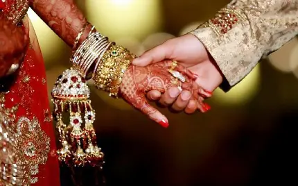 تصویر دست عروس و داماد هندی با طلا و جواهرات برای عکس نمونه