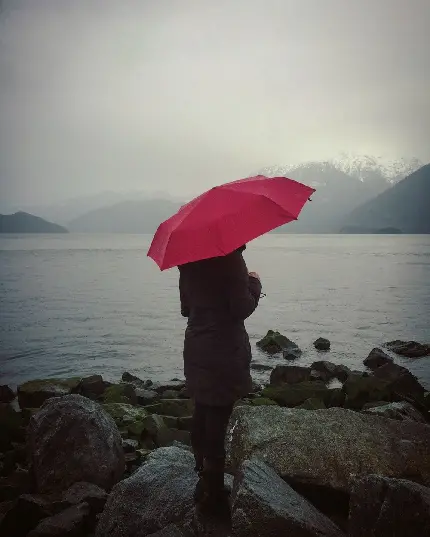 چتر قرمز کنار ساحل عکس با کیفیت بالا