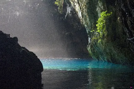 عکس دریاچه کوچک و غارهای طبیعی بکر