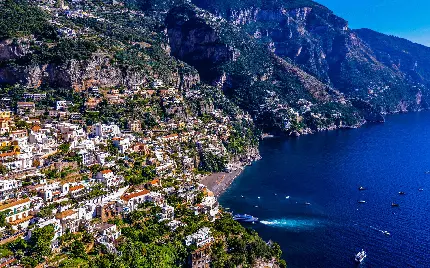 تصویر شهرهای ایتالیا کنار آب‌های اقیانوسی نیلی رنگ