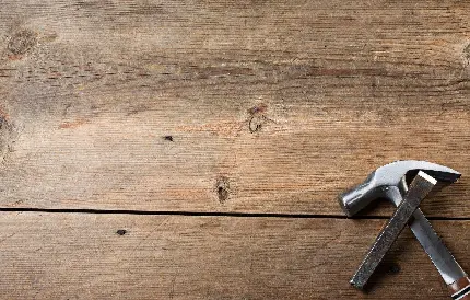بک گراند چوبی همراه چکش برای نوشتن متن