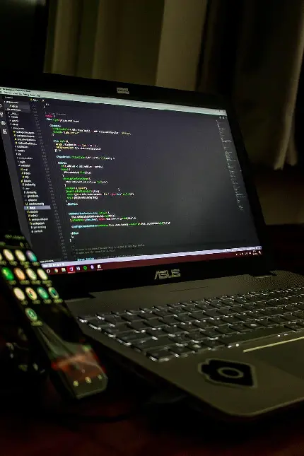 کد نویسی صحیح و استاندارد با لپ تاپ ایسوس در اتاق تاریک  