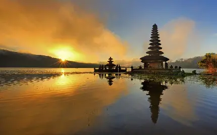 والپیپر معبد و غروب خورشید انعکاس آب بالی اندونزی