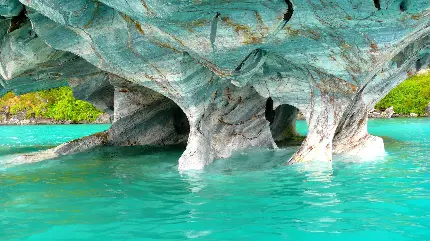 تصویر آب‌های شفاف دریاچه غار طبیعی