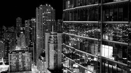 تصویر سیاه سفید ساختمان در شب