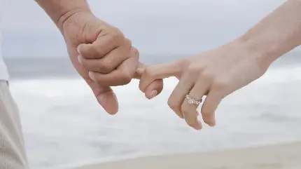 تصویر زمینه عکس عروس و داماد دست در دست هم در ساحل