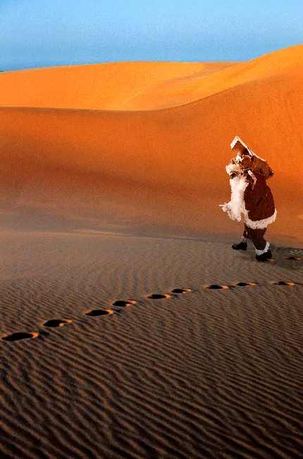 عکس بابانوئل در بیابان و صحرا