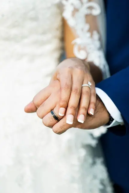 دست عروس و داماد در عکاسی با کیفیت بالا