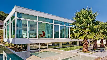 تصویر خانه مسکونی با نمای شیشه‌ای بزرگ