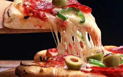 عکس پیتزا با پنیر و زیتون والپیپر غذای ایتالیا