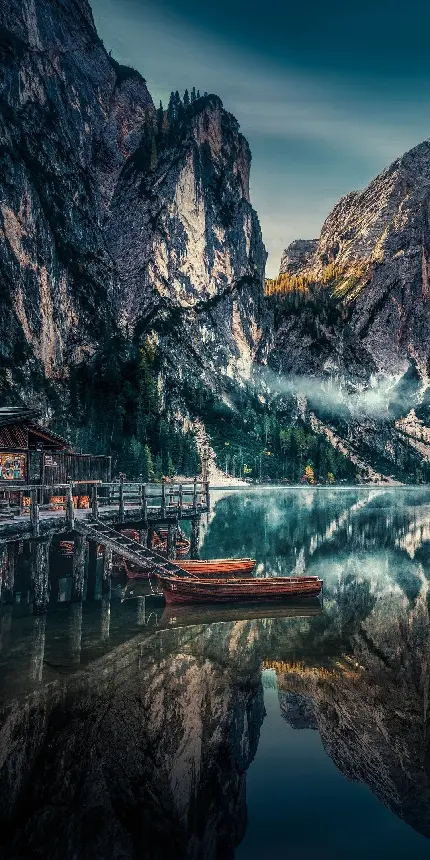 دانلود رایگان تصویر زمینه طبیعت بکر ایتالیا دریاچه و کوه با کیفیت 4K