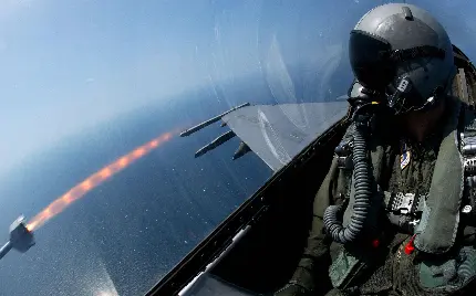 عکس شلیک موشک از داخل هواپیما جنگی