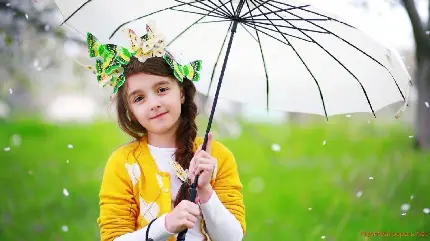 نمونه ژست عکس دختر با چت زیر باران