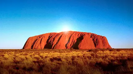 تصویر کوه سنگی در استرالیا وسط بیابان
