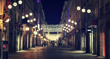 والپیپر خیابان‌های ایتالیا در شب با نورهای روشن چراغ کاری شده