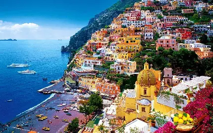 عکس شهرهای ایتالیایی با ساختمان‌های رنگارنگ کنار ساحل