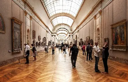 تصویر راهروهای داخل موزه لوور در پاریس