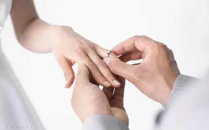 عکس گرفته شده از نمونه ژست حلقه ازدواج در مراسم عروسی از عروس و داماد
