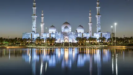 مسجد سفید با مناره‌های بلند در دبی 6K