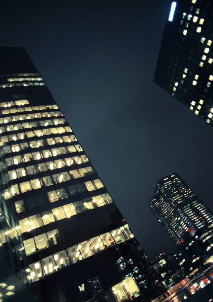 عکس برج‌ تجاری در شب با چراغ های روشن