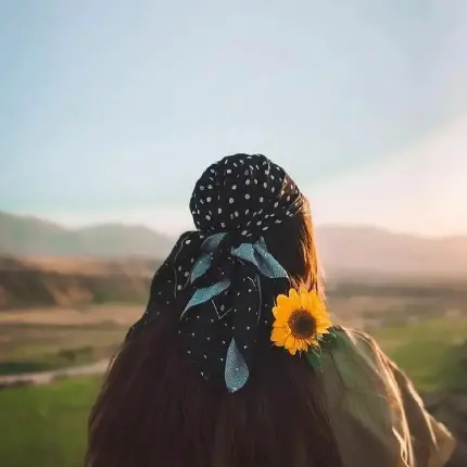 عکس پروفایل دختر زیبا با گل آفتاب گردان