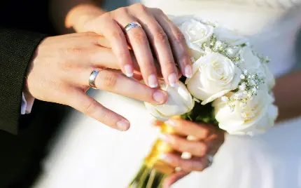نمونه ژست عکاسی عروس و داماد از دست و حلقه همراه دسته گل با کیفیت بالا و رایگان