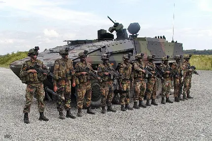 گروهان نیروی ویژه نظامی در کنار تانگ