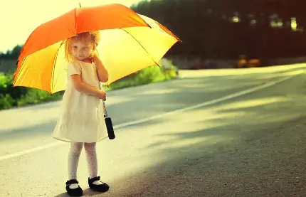 عکس دختر بچه کوچولو با چتر در دست