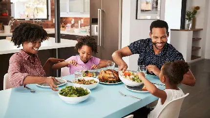 عکس خانوادگی و میز شام