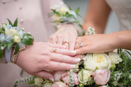 نمونه عکس دست‌های ساقدوش عروس برای ژست عکاسی