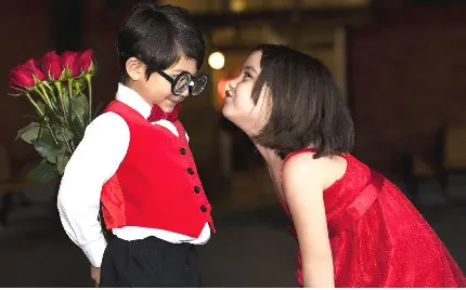 عکس دختر و پسر بچه کیوت با لباس قرمز