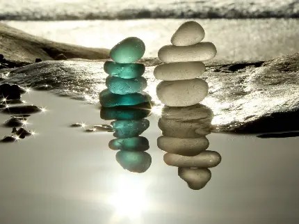 سنگ‌های سیلیسی شیشه دریایی کنار دریا شفاف رنگی