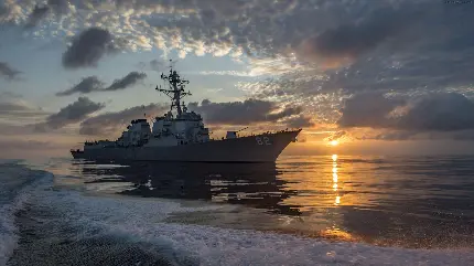 تصویر کشتی نظامی با موشک‌ های جنگی