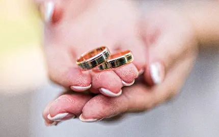 عکس پروفایل دستان عروس ا حلقه‌های ازدواج ست طلایی