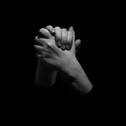 دانلود والپیپر دست های دعا کننده در بک گراند مشکی سیاه سفید
