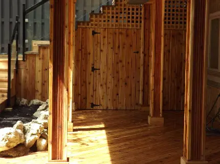 عکس خانه چوبی از راه پله و ستون‌های چوبی