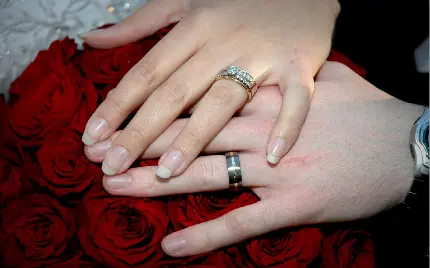 نمونه عکس ژست دست عروس و دامن همراه حلقه و دست گل