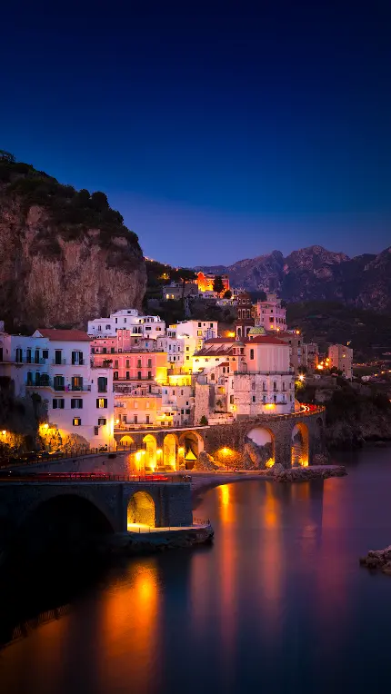 والپیپر روستای ایتالیا در کنار دریا در شب